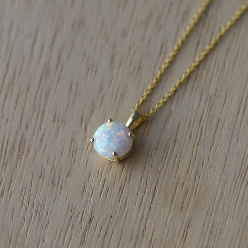 Weißer Opal im goldenen Anhänger Icy