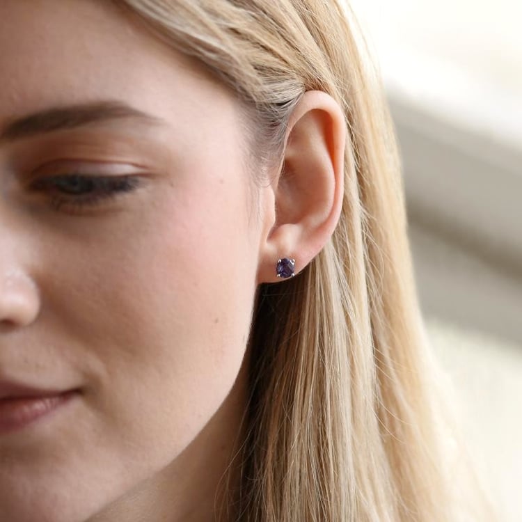 Goldene Ohrstecker mit Alexandriten Hulda 106831