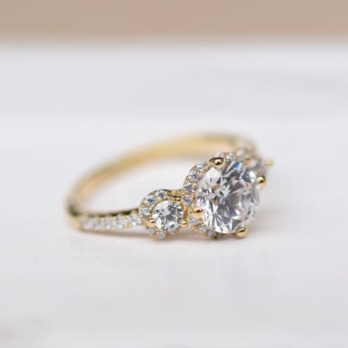 Goldener Verlobungsring mit Diamanten Wirk