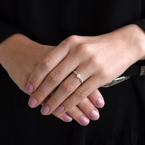 Verlobungsring mit seitlichen Diamanten und Diamant Aliye