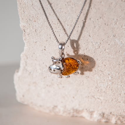 Silberner Anhänger mit einem Nilpferd aus Bernstein Hippo