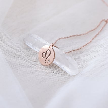 Eleganter Anhänger mit Diamanten und Sternzeichen Löwe