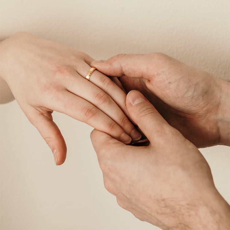 Goldene Eheringe mit einem verzierten Rand Rahim 120126