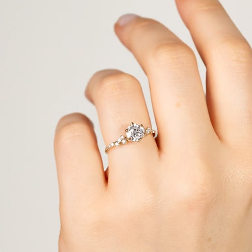Verlobungsring aus Gold in Haselnussfarbe mit Diamanten Carina