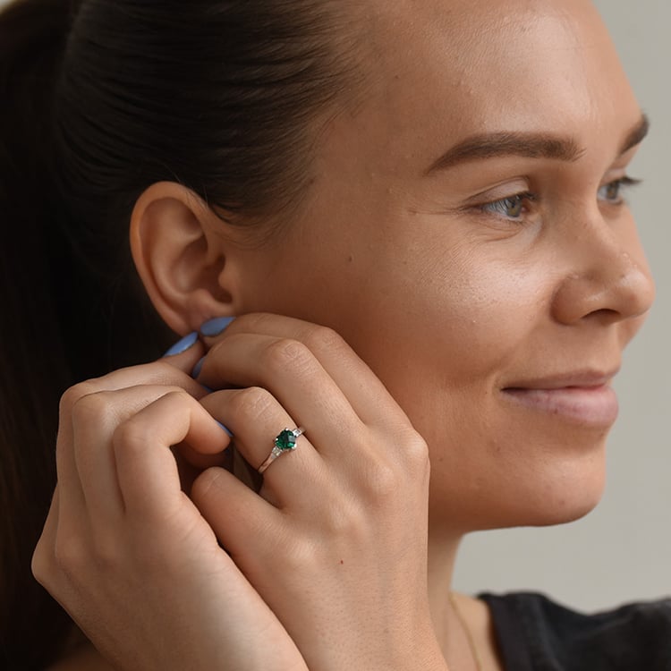 Dame mit Ring mit Smaragd und Diamant 64188