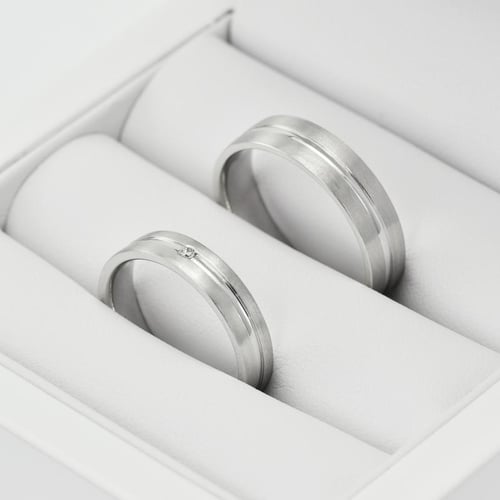 Goldene Eheringe mit Diamanten Toon
