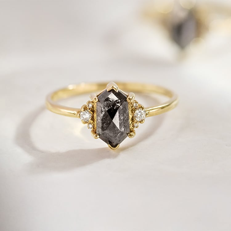 Verlobungsring mit einem Salt and Pepper Diamanten in Hexagonform Lanre 152981