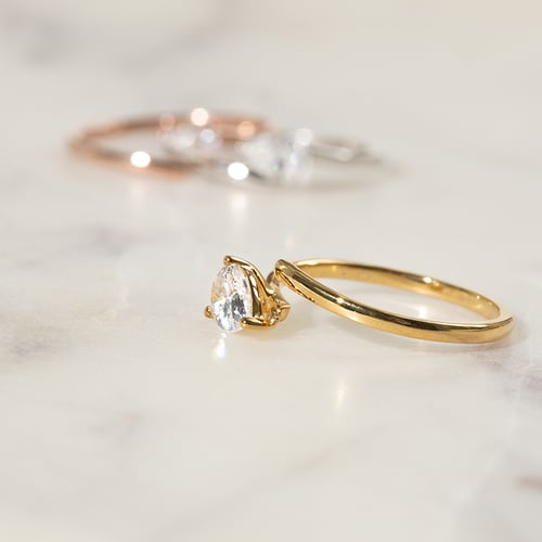 Unkonventioneller Verlobungsring mit einem Diamanten Hazel