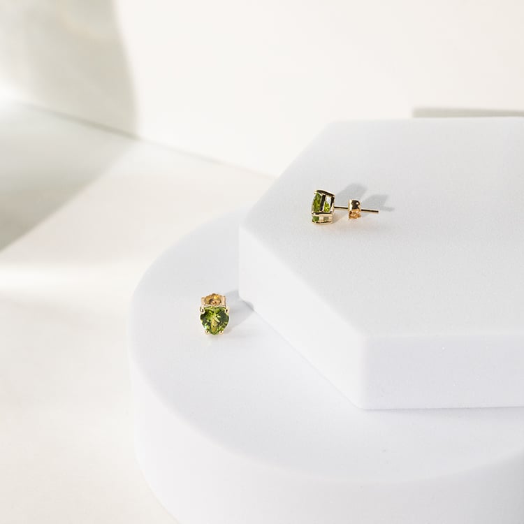 Goldene Ohrringe mit Olivinen in Herzform Kaciah 141663