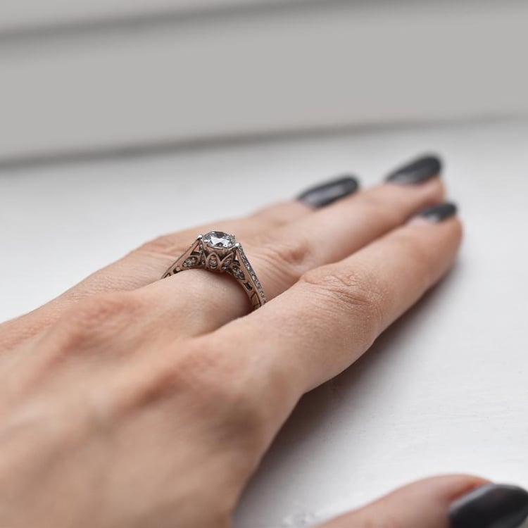 Vintage Verlobungsring mit Moissanit und lab grown Diamanten Volans 46619