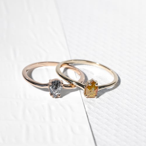Verlobungsring mit Salt and Pepper Diamant in Birmenform Roisin