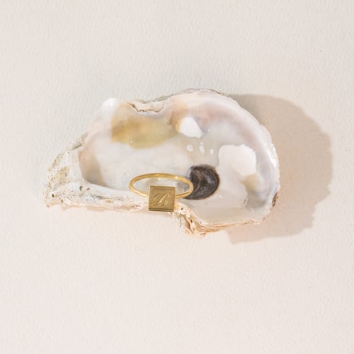 Ring mit Quadrat zum Gravieren eines Buchstabens Leal
