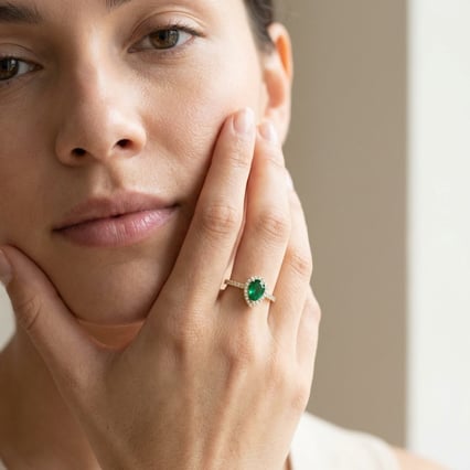 Scheidungsring mit Lab Grown Smaragd in Tropfenform und Diamanten Peter