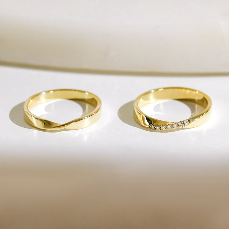 Goldene Eheringe mit Twist und Diamanten Lasha 154440