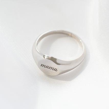 Silberner Siegelring mit Gravur Mama