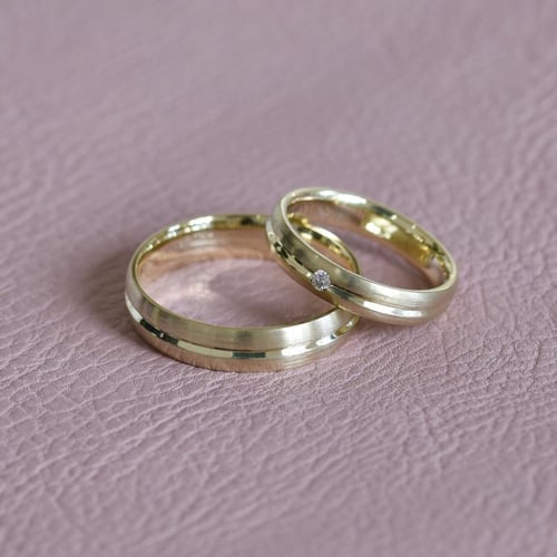 Goldene Eheringe mit Diamant Dellai