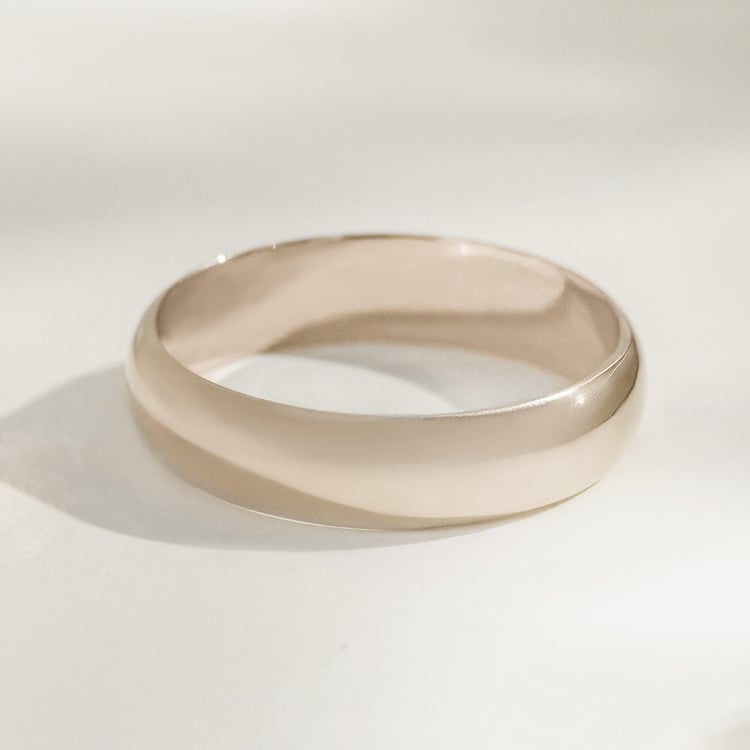 Abgerundete Eheringe aus Gold in der Farbe Hazelnut Ebie 166280