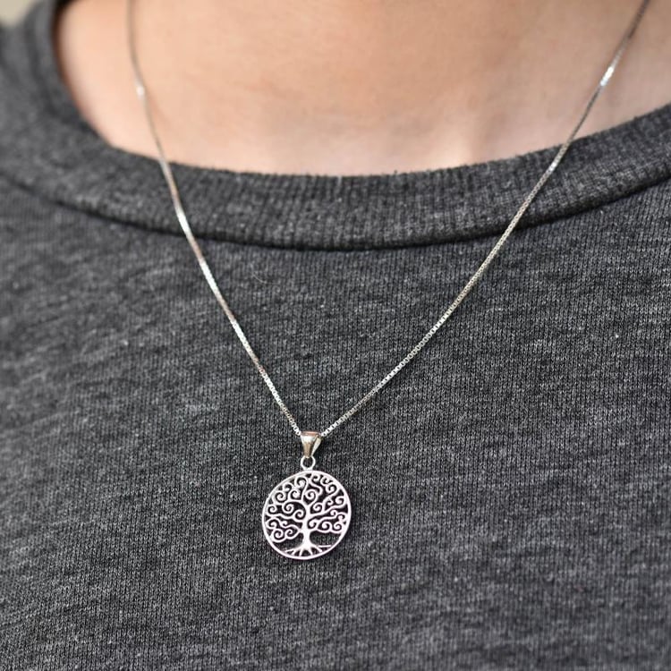 Silberanhänger mit Baum des Lebens auf dem Hals 25251