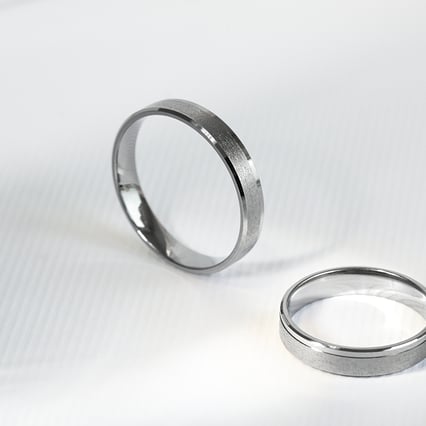 Eheringe aus mattem Gold mit glänzenden Rändern Kalea