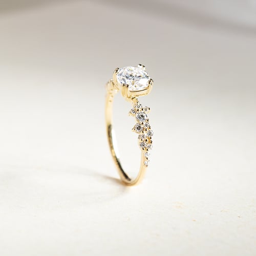 Verlobungsring mit Moissanit und Lab Grown Diamanten Alys