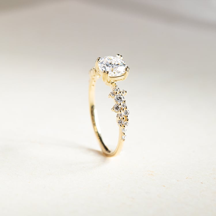 Verlobungsring mit Moissanit und Lab Grown Diamanten Alys 146175