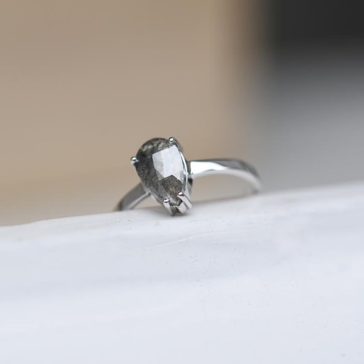Goldring mit pear Salt and Pepper Diamant Lizia 48685