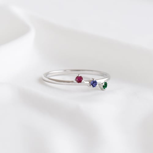 Minimalistischer Ring mit drei Edelsteinen Ihrer Wahl Idalia