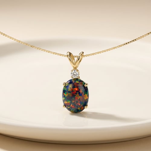 Goldener Anhänger mit ovalem schwarzen Opal und Lab GrownDiamanten Rafiah
