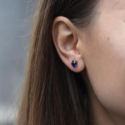 Goldene Ohrringe mit ovalen Saphiren Qati