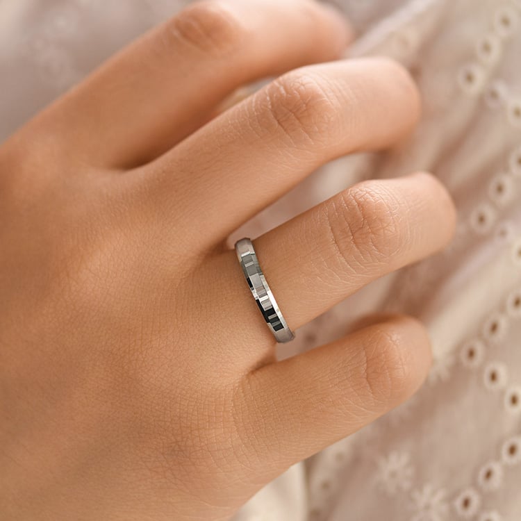 Goldene Trauringe mit abgeschrägten Kanten und unkonventioneller Oberfläche Roel 156802