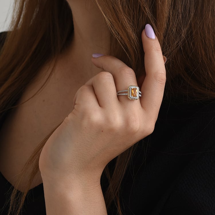 Finger mit Ring voll von Diamanten und Citrin 63039