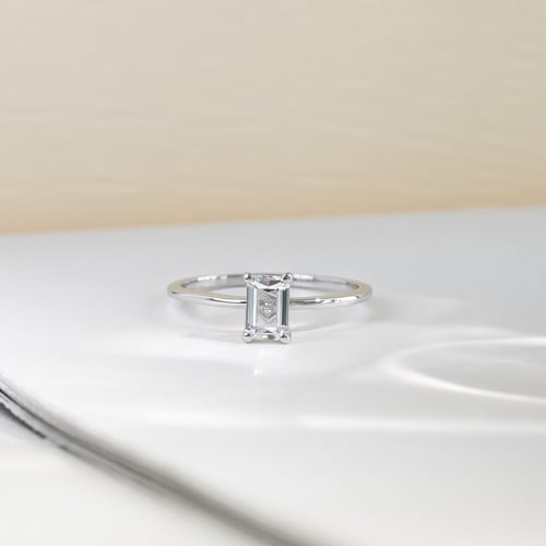Verlobungsring mit einem Diamanten im Emeraldschliff Olson