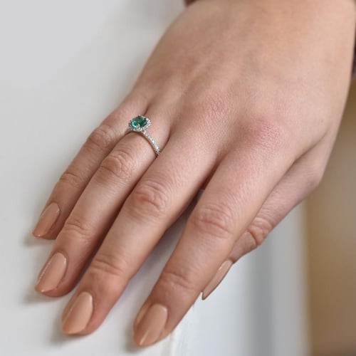 Bezaubernder Halo-Ring mit Smaragd und Diamanten Toppy