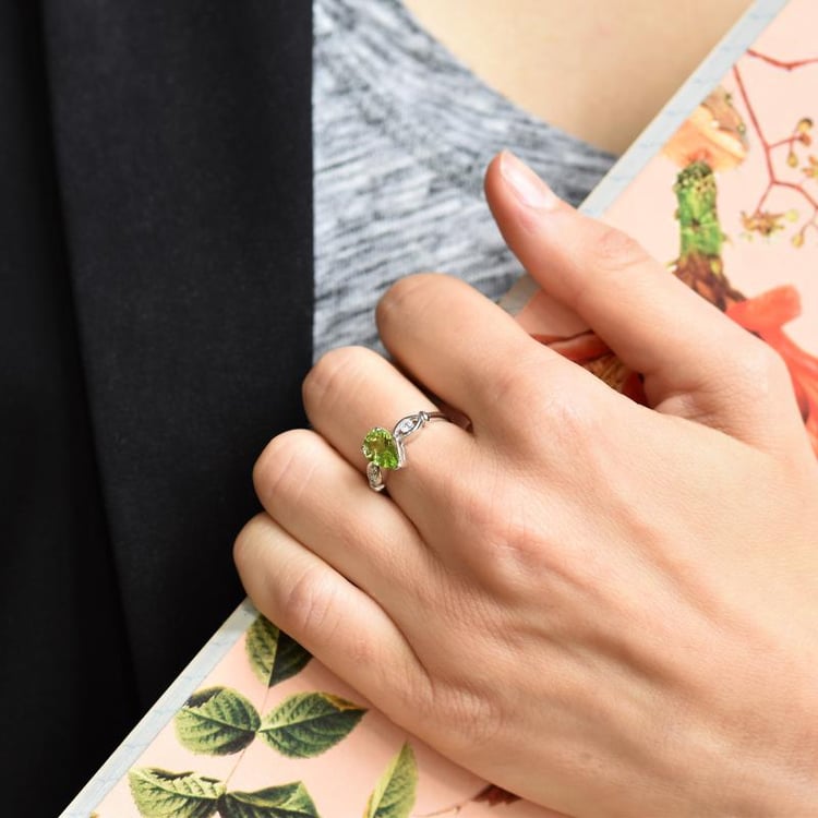 Silberner Ring mit Olivin und Zirkonia Karolina 23292