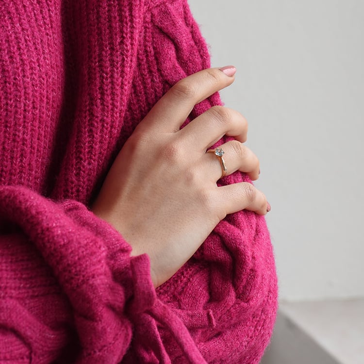 Hand mit Ring mit Aquamarin 73796