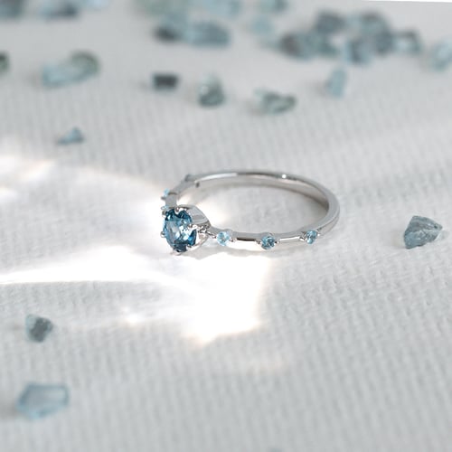 Ring mit Londoner Topasen und seitlichen Schweizer Topasen Imelda