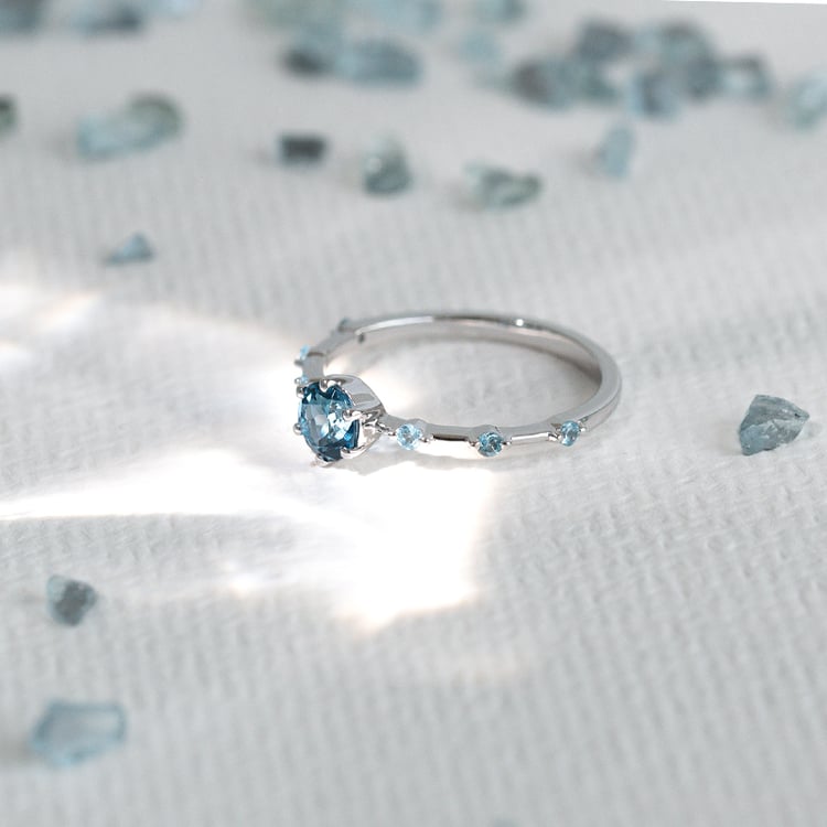 Ring mit Londoner Topasen und seitlichen Schweizer Topasen Imelda 125256