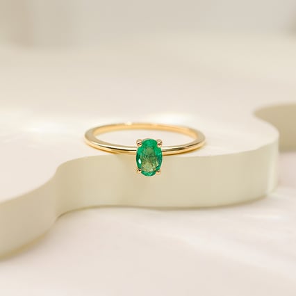 Eleganter Verlobungsring mit einem ovalen Smaragd Frost