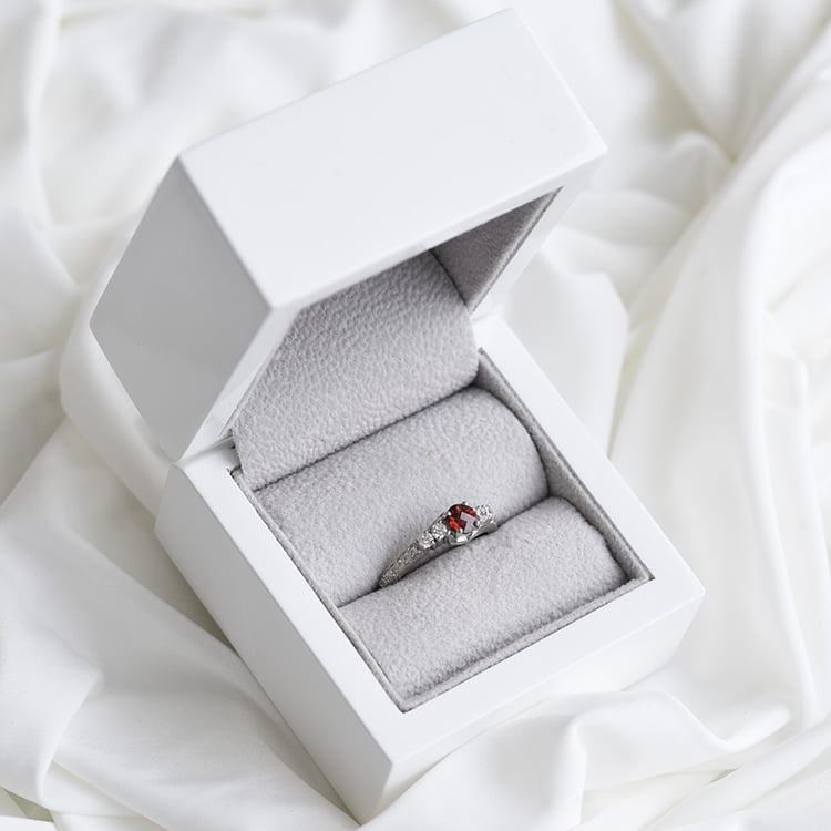 Romantischer Ring mit Granaten und Zirkonia Tereza 84707