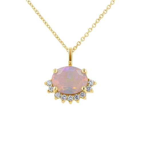 Anhänger mit einem halben Halo um einen ovalem Opal mit Diamanten Reverie