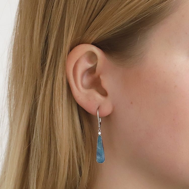 Goldene Hängeohrringe mit blauen Opalen und Diamanten Wilma 107000