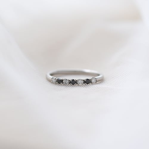 Ring mit schwarzen und weißen Diamanten Gianna