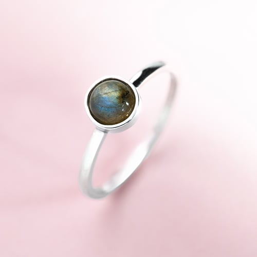 Goldener minimalistischer Ring mit Labradorit Stowy