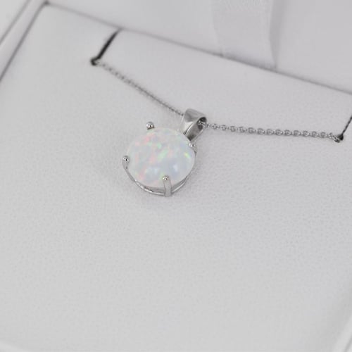 Weißer Opal im goldenen Anhänger Icy