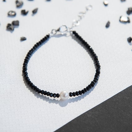 Silbernes Armband mit einer weißen Perle und Spinell-Perlen Fionn