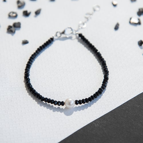 Silbernes Armband mit einer weißen Perle und Spinell-Perlen Fionn