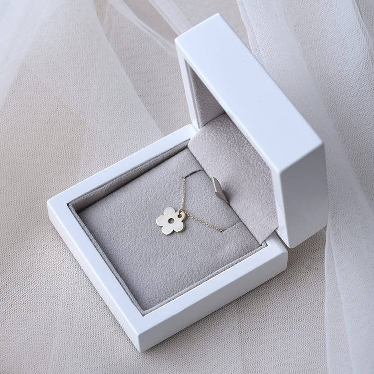 Zarte goldene Halskette mit Anhänger in Blumenform Brilie 67719