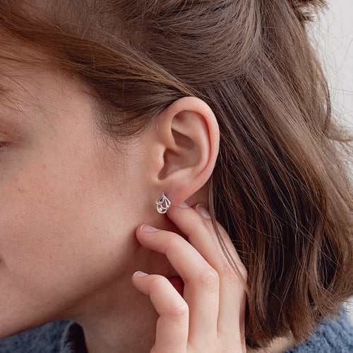 Dezente goldene Ohrringe mit glänzenden Diamanten Melle