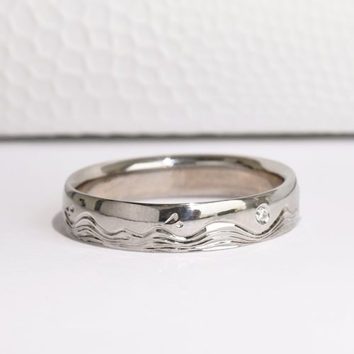 Eheringe mit von Hand gravierten Wellen und Diamanten Laurien