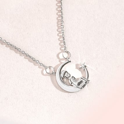 Silberne Halskette in Form einer Mondsichel mit einem Diamanten Kleiner Prinz